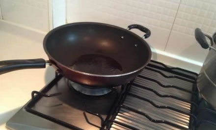 為什么水滴入熱油里會濺起來