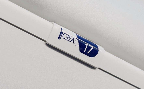 為什么飛機(jī)窗戶玻璃上有個洞,飛機(jī)上的窗戶為什么有一個小孔