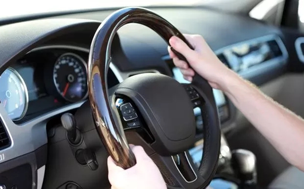 汽車的方向盤為什么是圓的,圓形方向盤和D形方向盤的區別