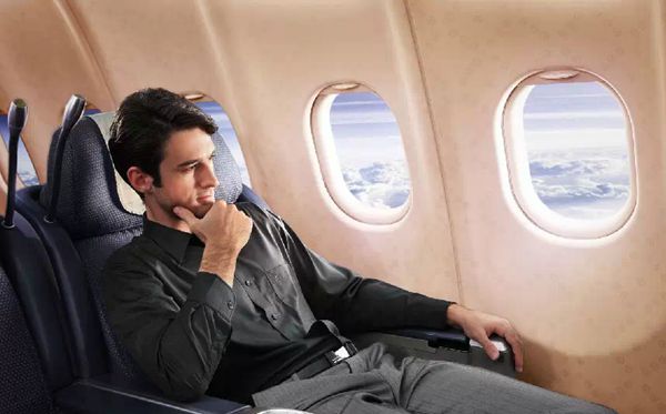 收起小桌板,調(diào)直座椅靠背