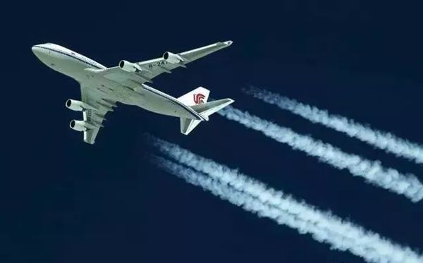 為什么飛機(jī)飛過后會(huì)留下一道白線