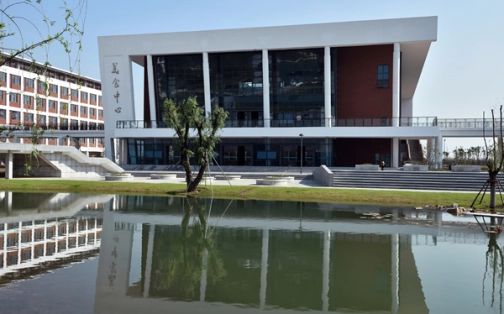 昆山中學(xué)簡(jiǎn)介概況（建校歷史、地址、師資、校訓(xùn)、環(huán)境）