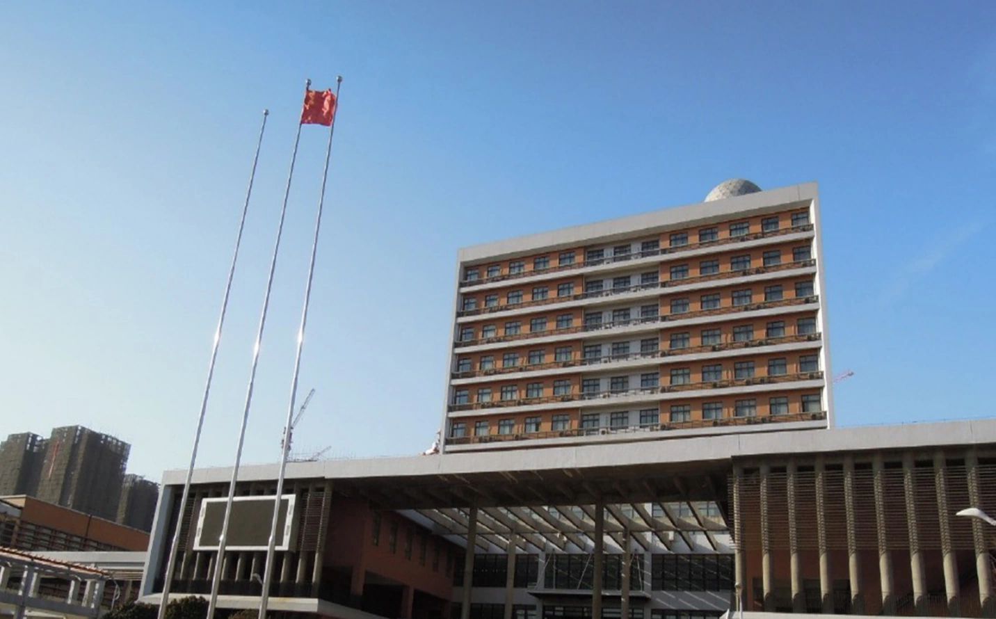 鄭州市第一中學是公立還是私立,是重點中學嗎？